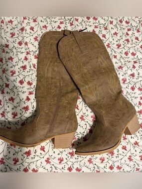 Classic Women's Tan Western Heeled Boots with Embroidered Detail